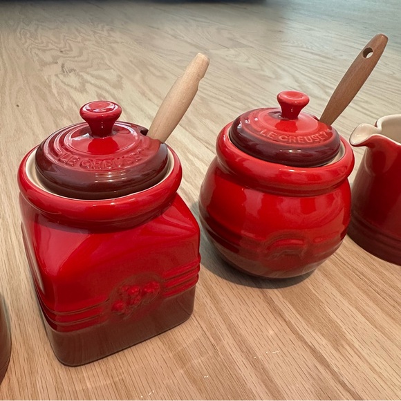 Le Creuset Red Honey Jar with Brush - Picture 4 of 6